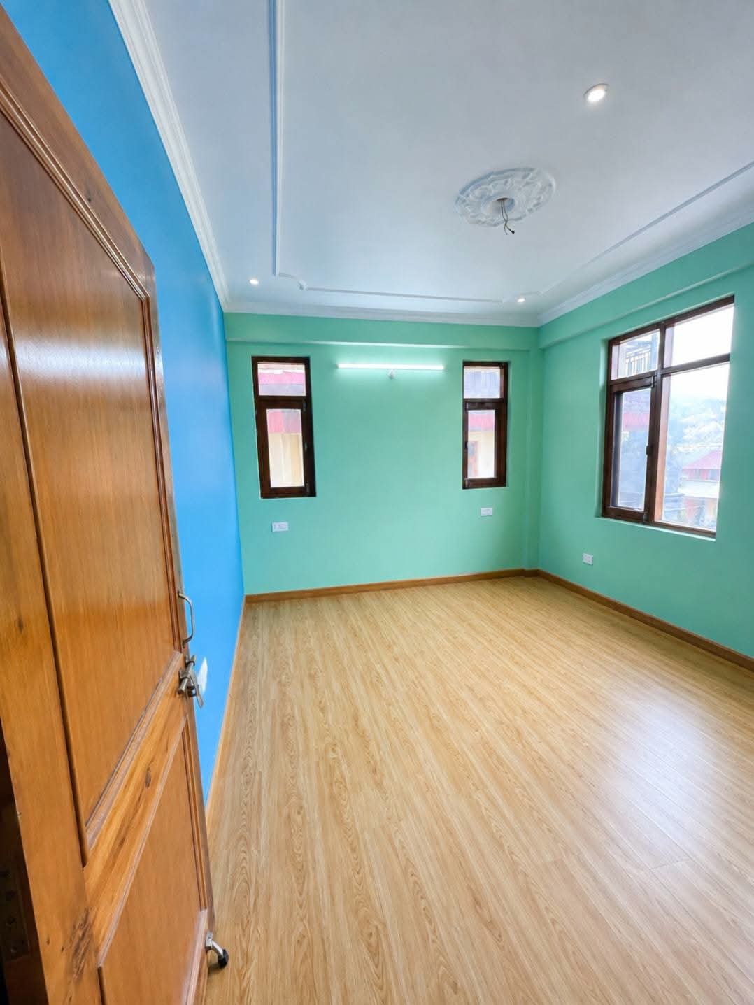 Semi-Furnished 5 BHK Duplex Flat for Sale in Near Agricultural, Isbt, Shimla